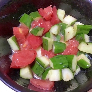 超簡単　オリーブオイルでシンプルトマト胡瓜サラダ